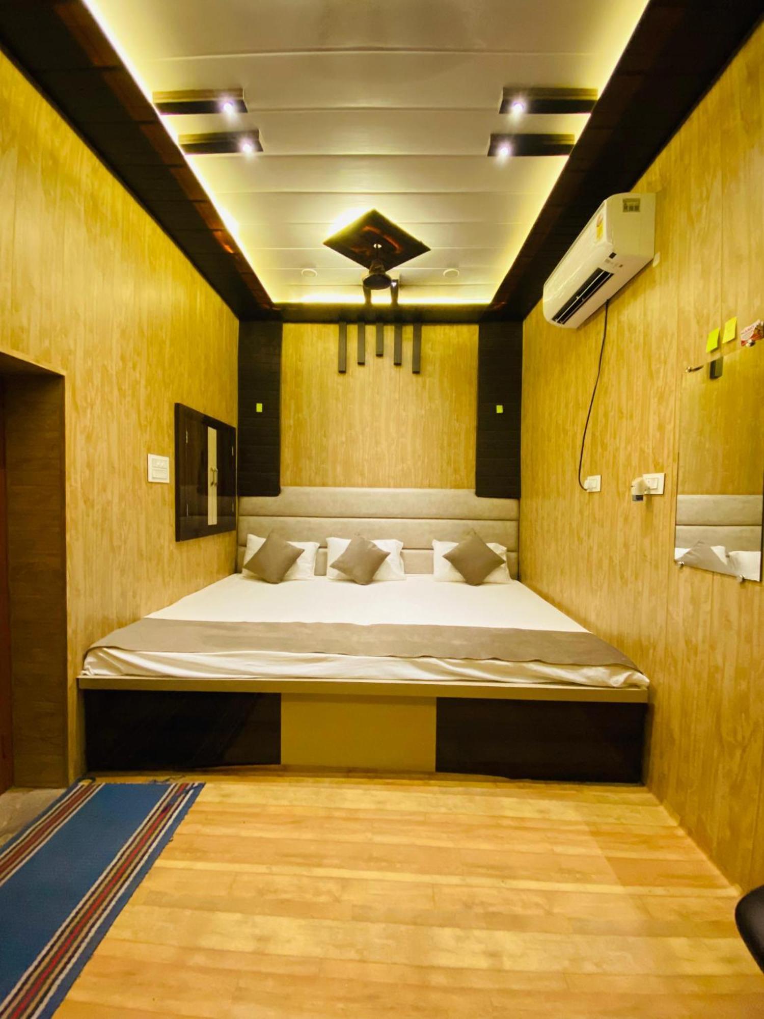 Namo Guest House Only For Indians Bénarès Extérieur photo