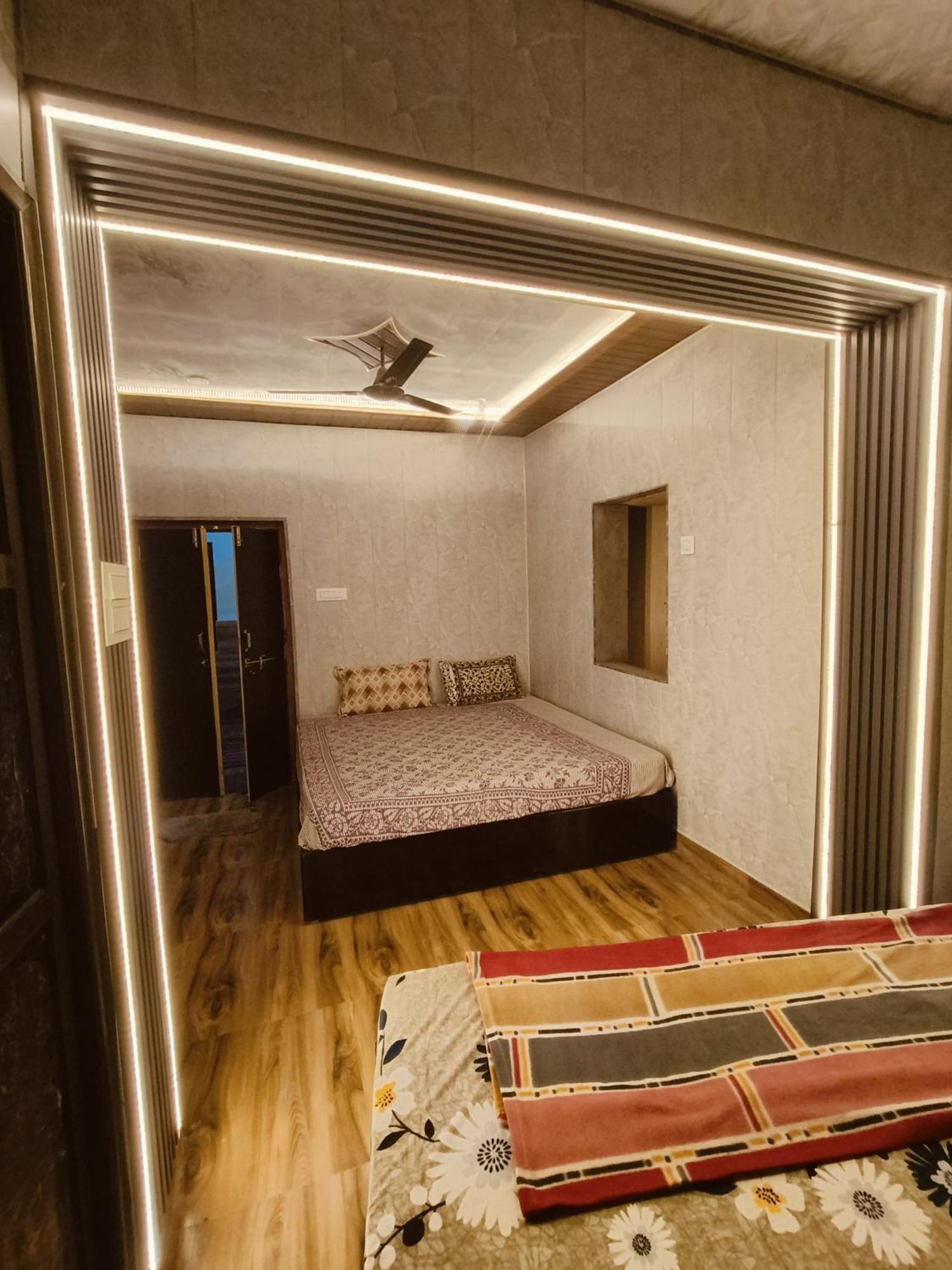 Namo Guest House Only For Indians Bénarès Extérieur photo