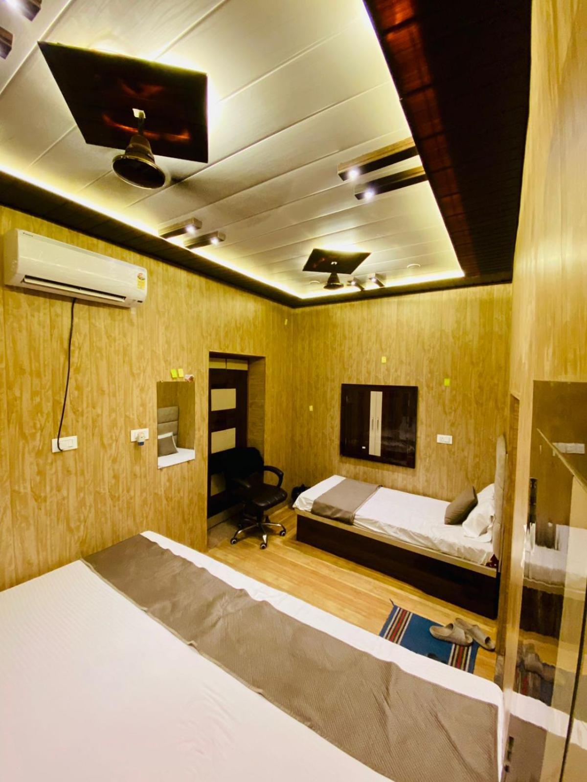 Namo Guest House Only For Indians Bénarès Extérieur photo